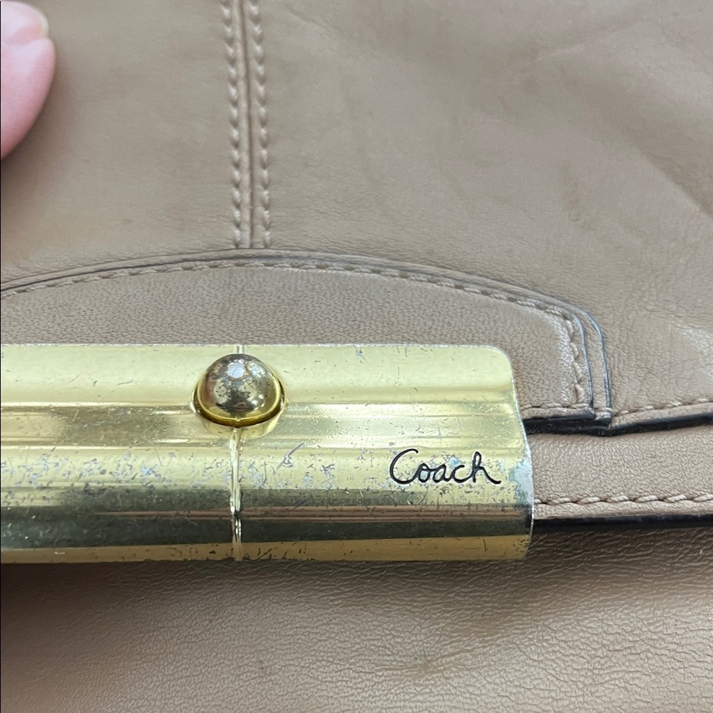 Very vintage Coach Tan Leather Clutch with Gold Accent - Picture 2 of 9